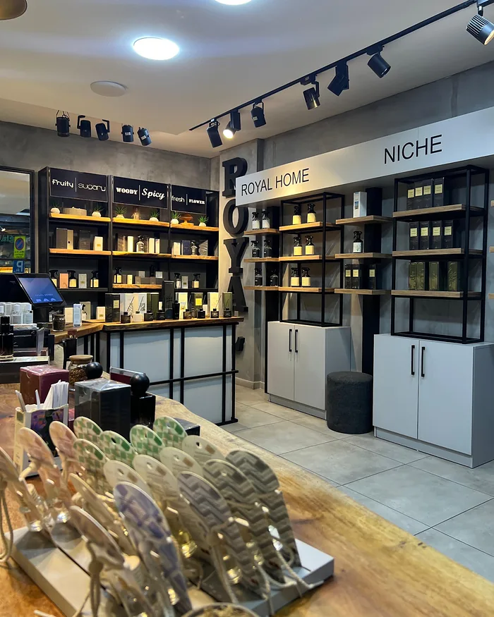 ROYAL harfleri, Royal Home ve niche rafları